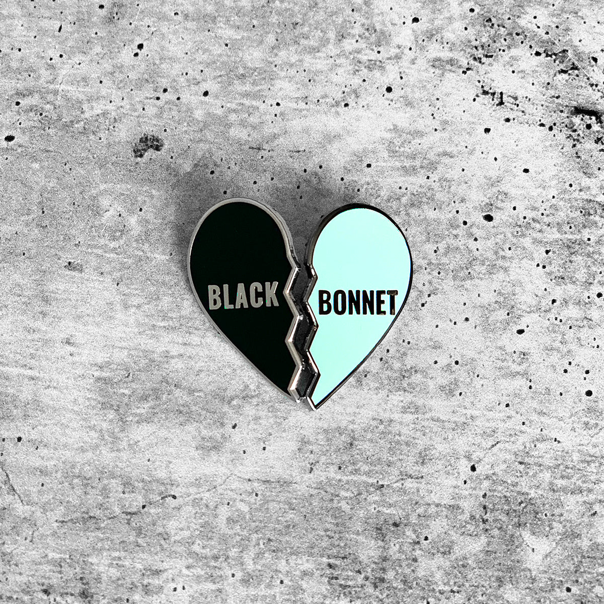 BLACK/BONNET CRACKED HEARTS Lapel Pin Set