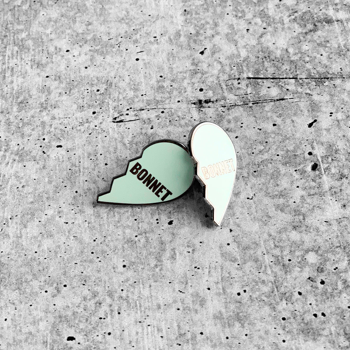 BLACK/BONNET CRACKED HEARTS Lapel Pin Set