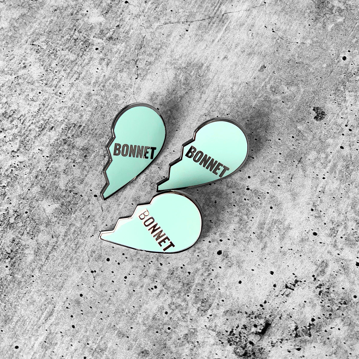 BLACK/BONNET CRACKED HEARTS Lapel Pin Set